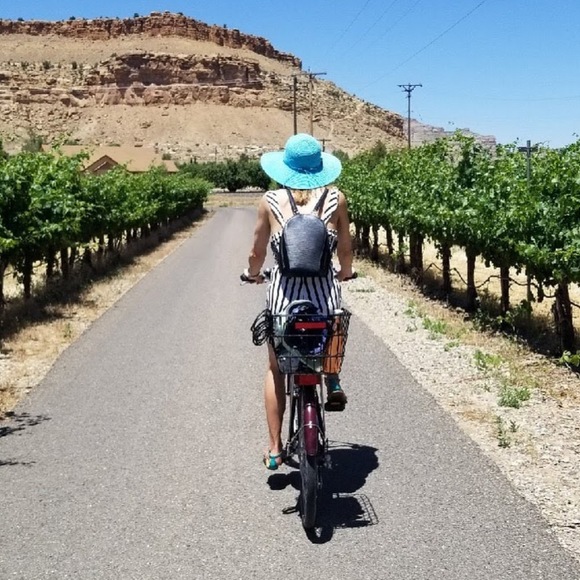 Meet your Posher, Kendria - Picture 1 of 1